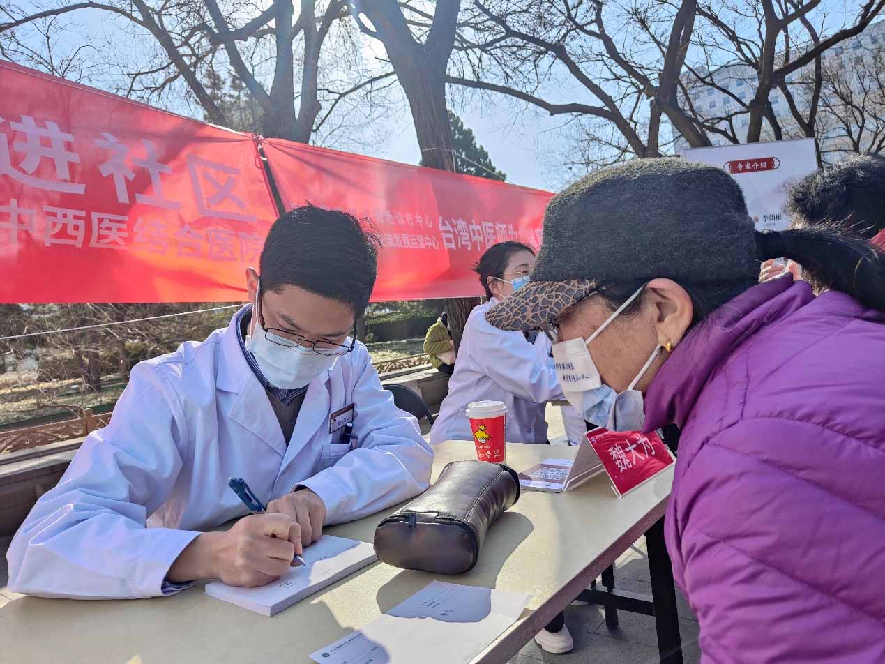 学雷锋月，党建引领健康进社区 —北京朝阳门医院为居民送关爱