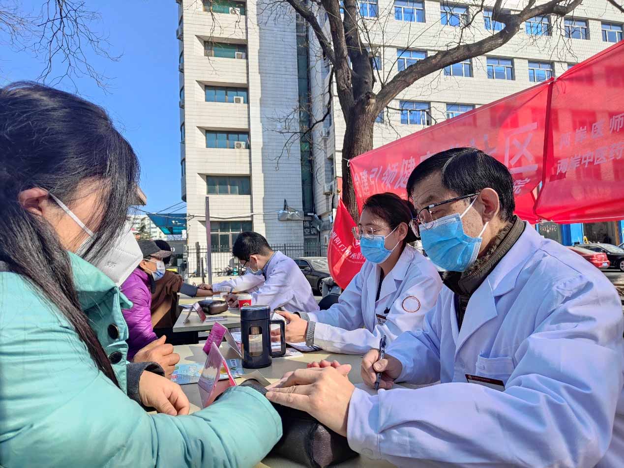 学雷锋月，党建引领健康进社区 —北京朝阳门医院为居民送关爱