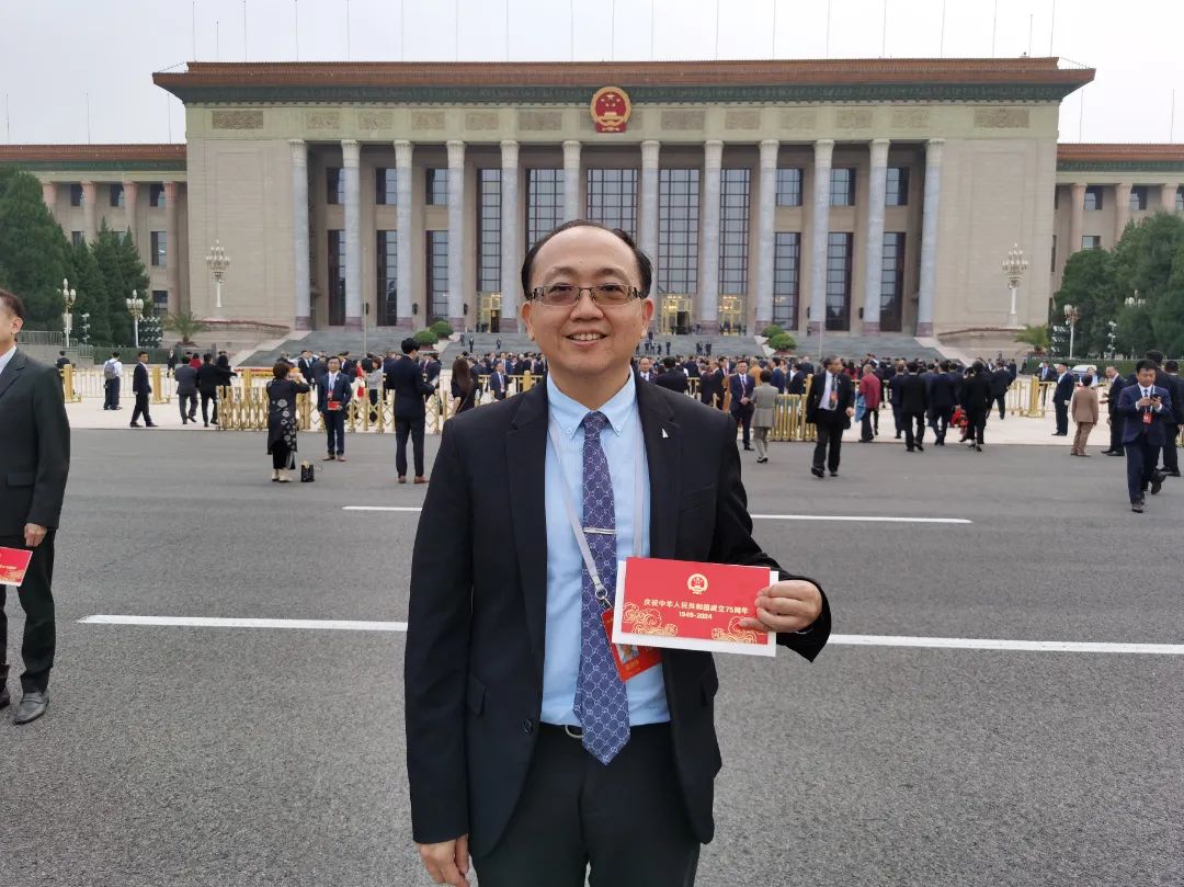 梁克玮博士、魏大为博士代表“两个中心”参加国庆招待会,共庆祖国华诞