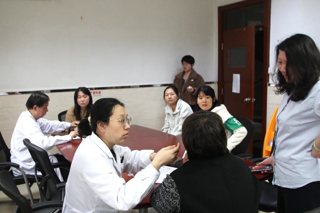 党建引领送健康进校园丨医务工作者服务走进白家庄小学朝外校区