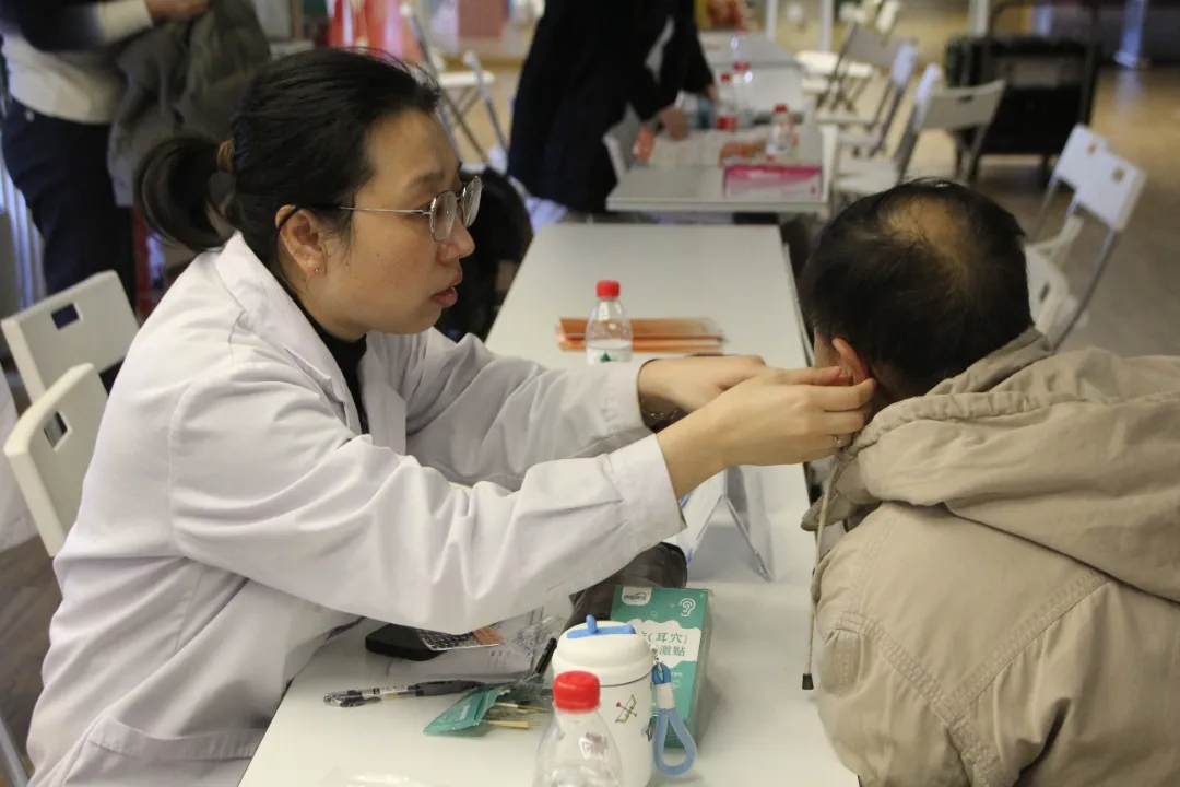 北京朝阳门中西医结合医院参加“朝有爱超友爱”助残为老服务市集活动