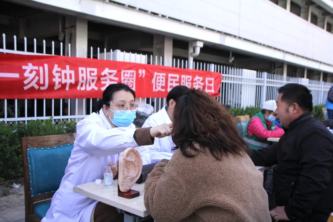 党建引领送健康丨医院赴体东社区助力便民服务日