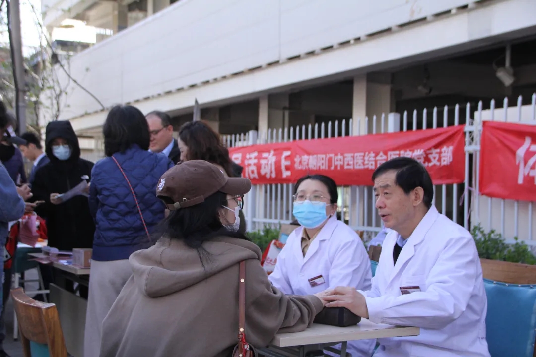 党建引领送健康丨医院赴体东社区助力便民服务日