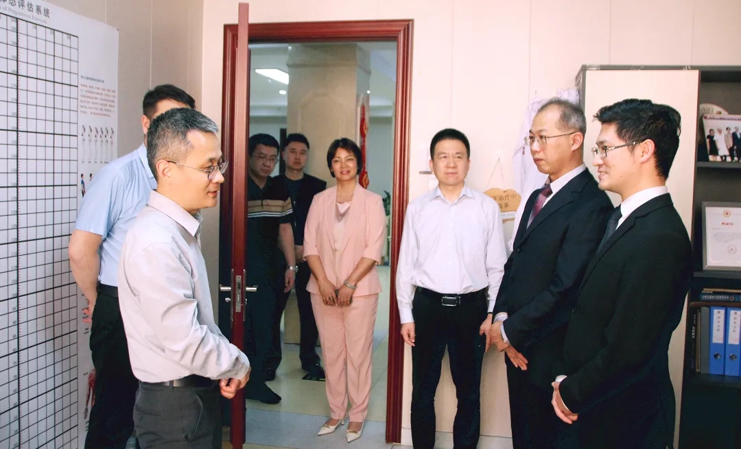 热烈欢迎国台办交流局领导一行莅临“两个中心”指导工作