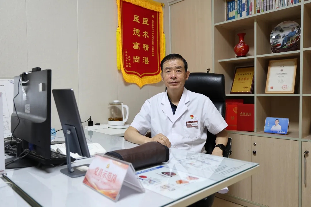 示范岗上亮身份 服务一线树形象丨我院党员亮牌上岗擦亮先锋底色​