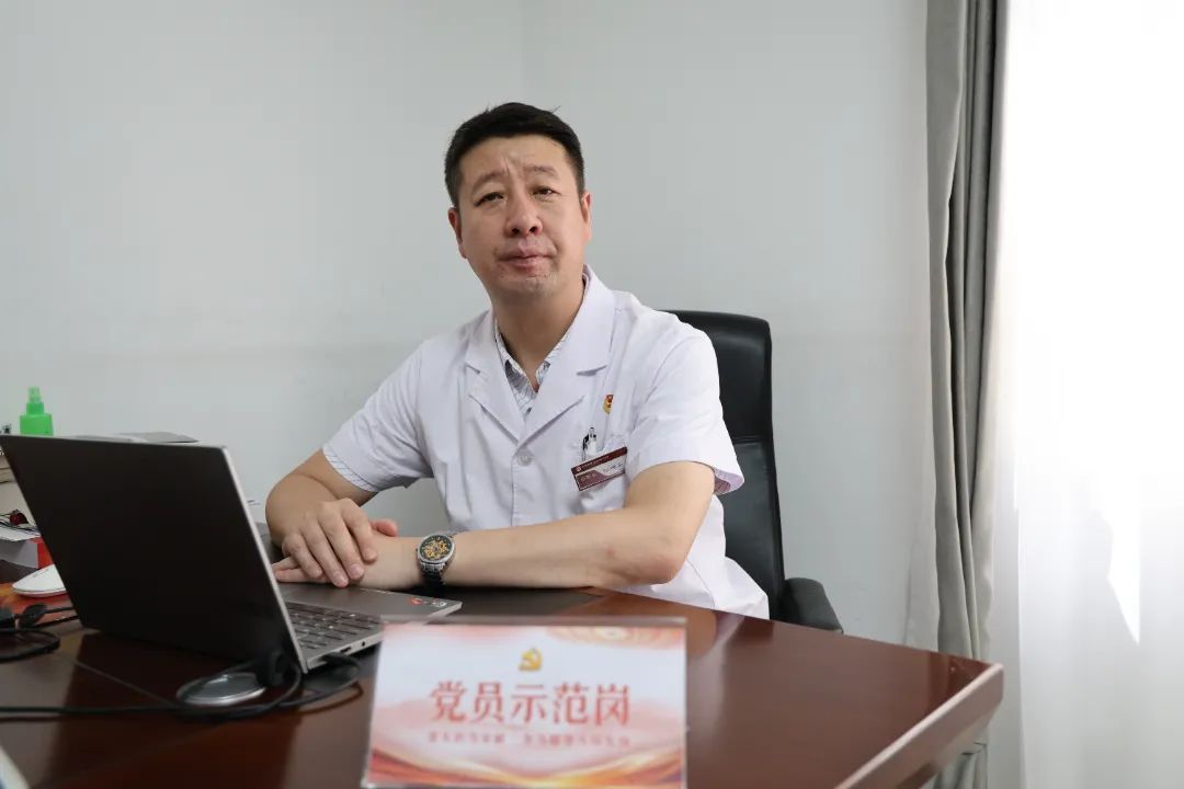 示范岗上亮身份 服务一线树形象丨我院党员亮牌上岗擦亮先锋底色​