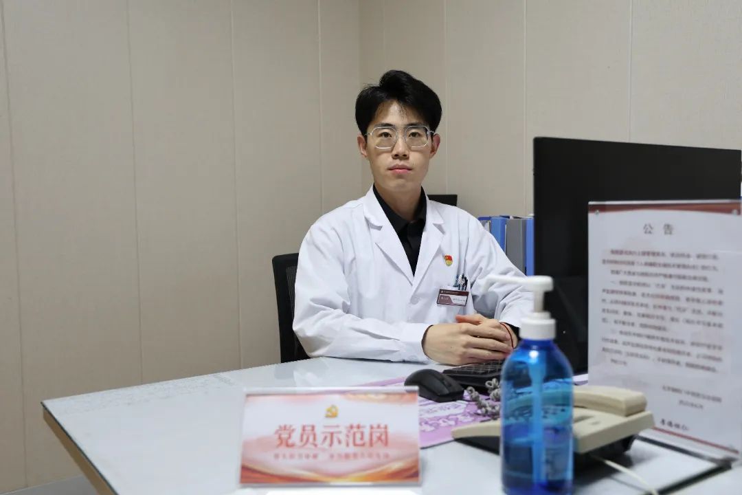 示范岗上亮身份 服务一线树形象丨我院党员亮牌上岗擦亮先锋底色​