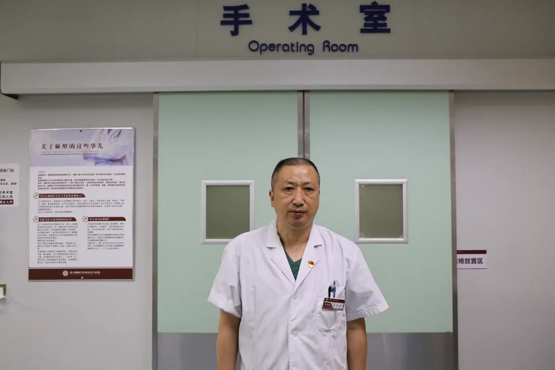 示范岗上亮身份 服务一线树形象丨我院党员亮牌上岗擦亮先锋底色​