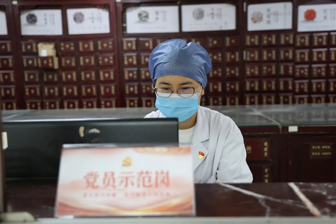 示范岗上亮身份 服务一线树形象丨我院党员亮牌上岗擦亮先锋底色​