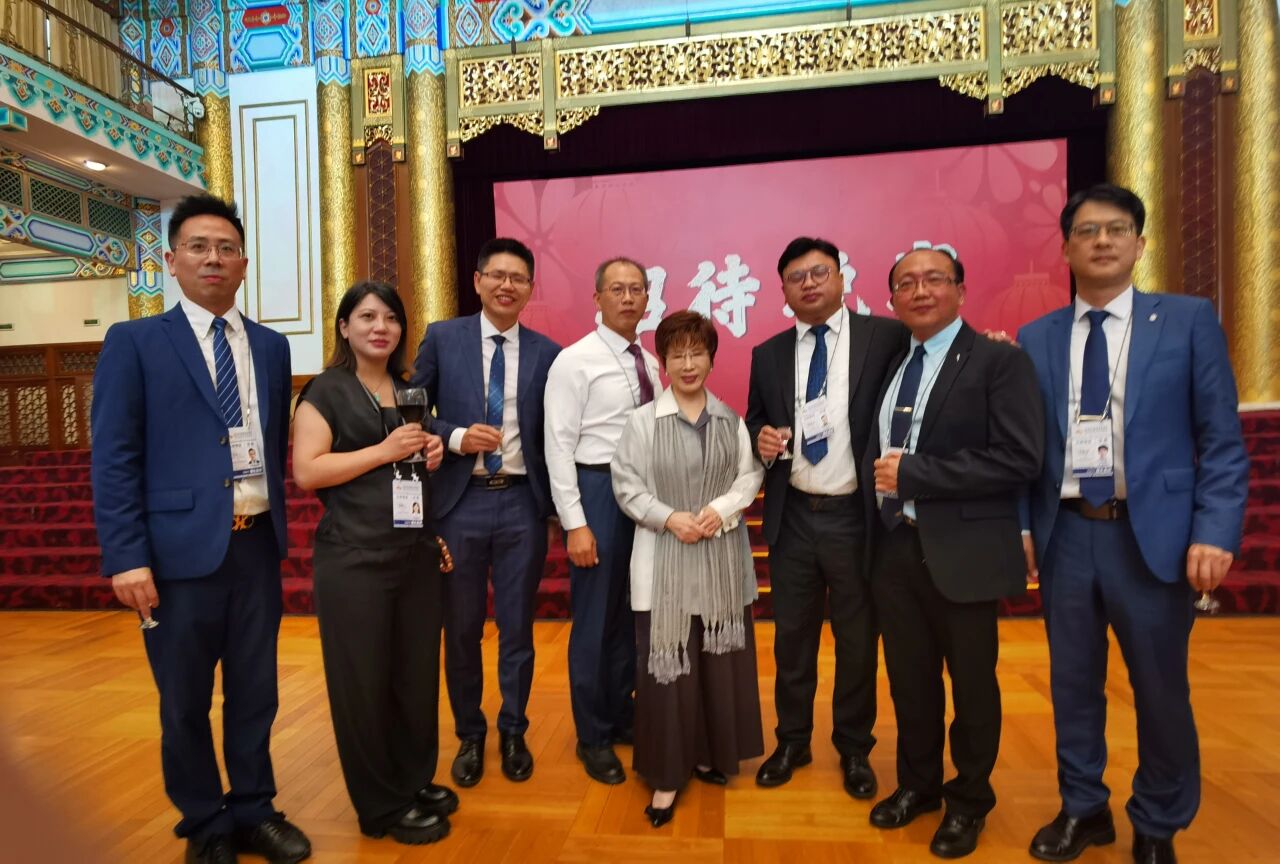 受邀观礼九三阅兵的“两个中心”代表出席9月4日招待晚宴，与其他台湾嘉宾和国台办交流局领导合影。