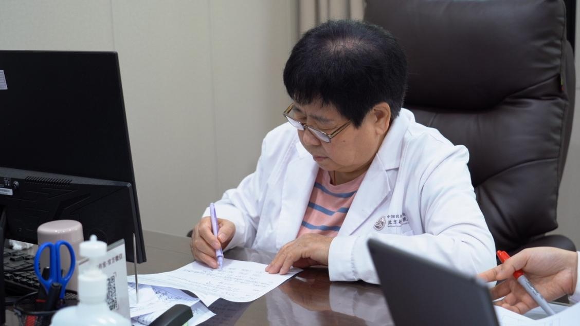 辩治干燥综合征50年：王德敏步履不停，为干涸生命找回滋润人生