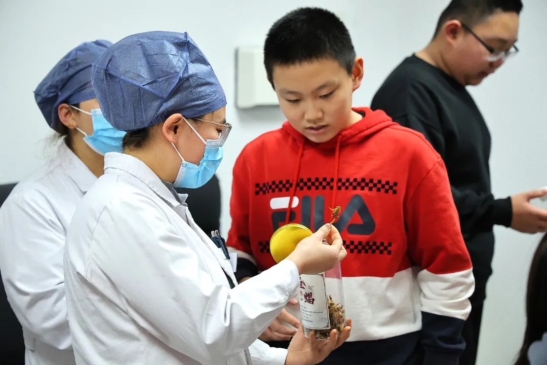 本草探秘启童心，文化传承润朝外丨中医药文化启蒙实践活动在我院举办