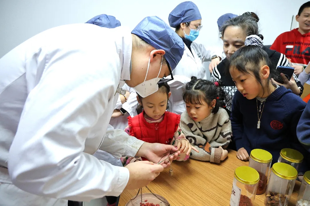 本草探秘启童心，文化传承润朝外丨中医药文化启蒙实践活动在我院举办