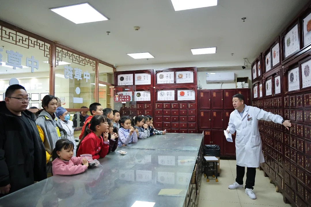 本草探秘启童心，文化传承润朝外丨中医药文化启蒙实践活动在我院举办