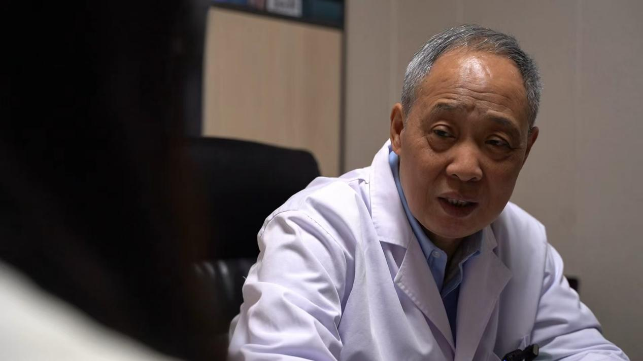 这位精神科老中医的门口，患者排长队，他们想要一个“答案”