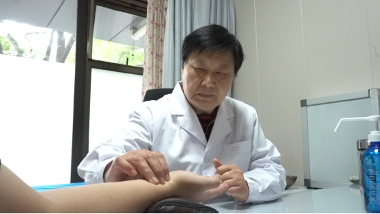 央视名嘴水均益对话精神专家杨晓：四十年坚守，传承中西医结合精神医学的“薪火”​