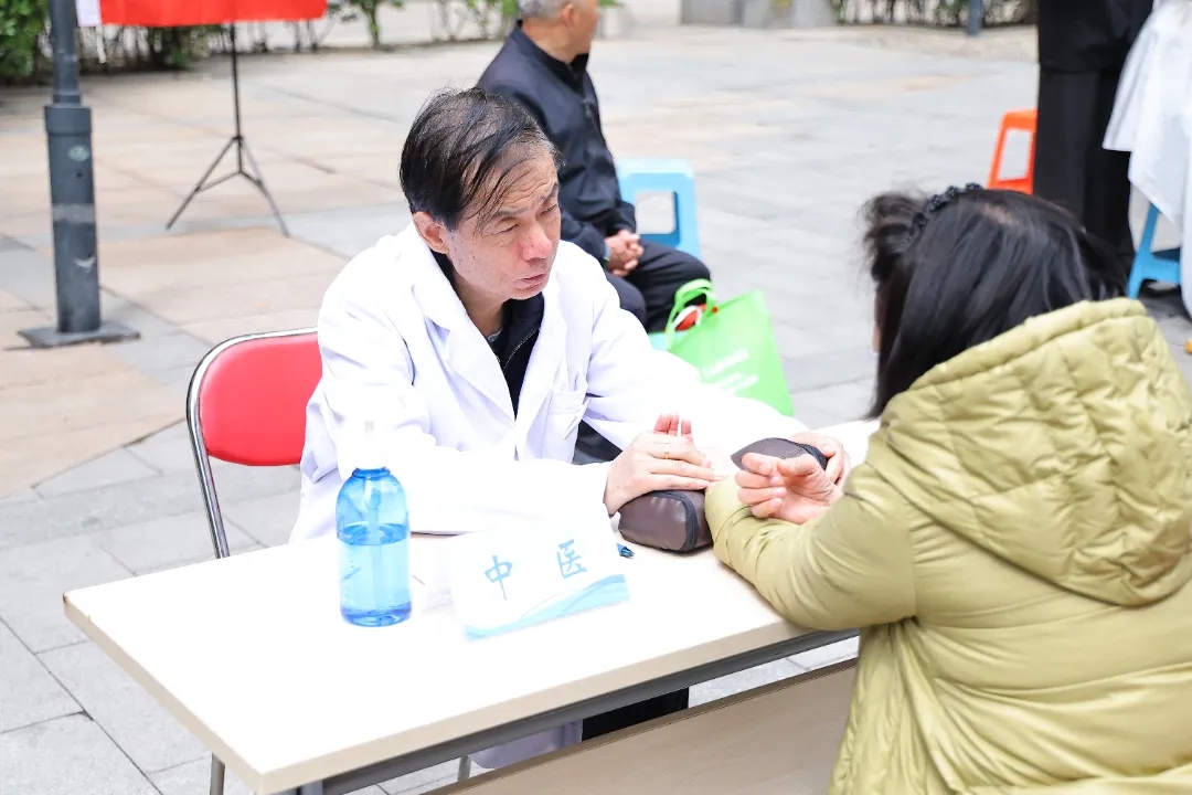 党建引领送健康丨我院支部委员会走进怡景园小区助力便民服务日