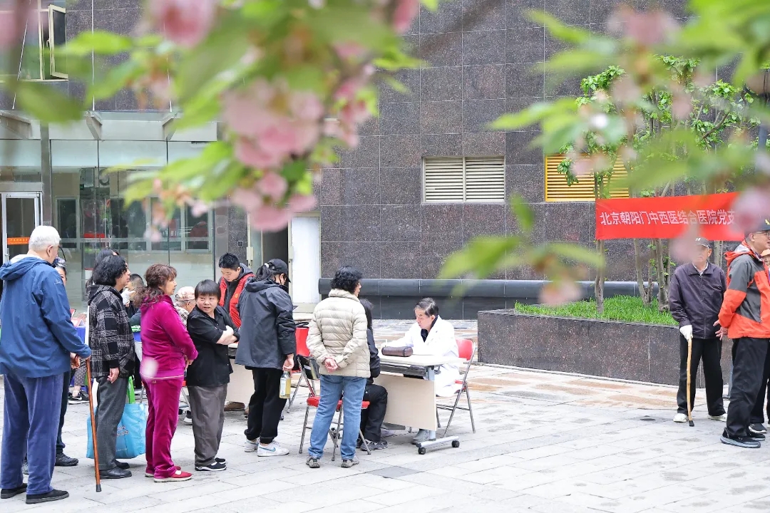 党建引领送健康丨我院支部委员会走进怡景园小区助力便民服务日