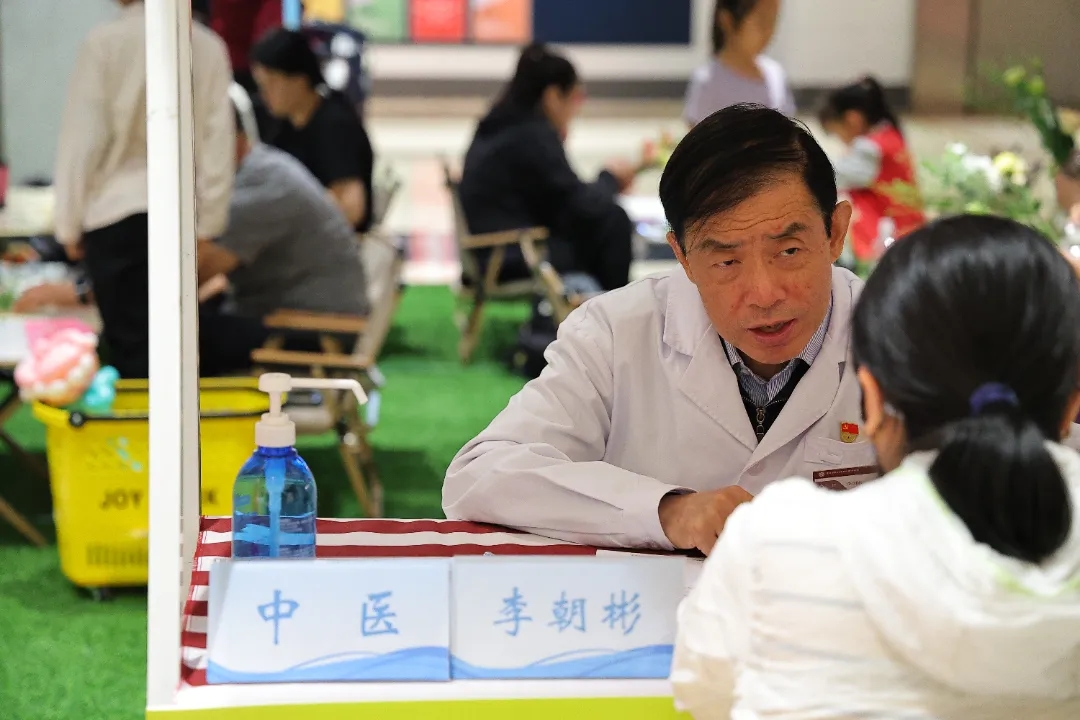 党建引领送健康丨母亲节赴悠唐购物中心开展中医药健康服务