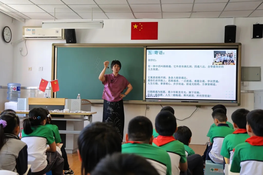 李丽单副主任医师走进芳草地国际学校开展中医药趣味科普活动