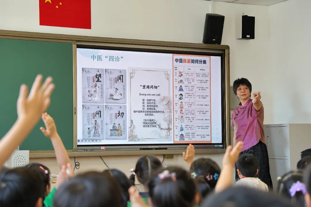 李丽单副主任医师走进芳草地国际学校开展中医药趣味科普活动