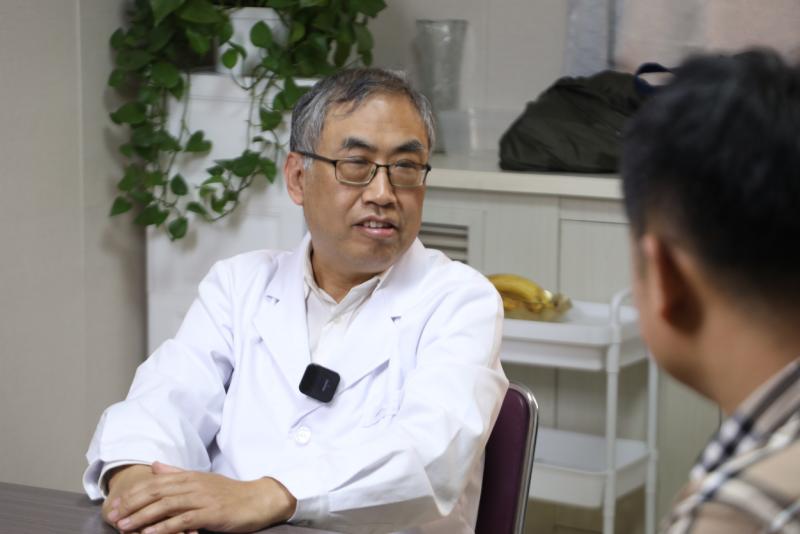 抗精神病药引发肢体颤抖?精神科康玉春中西结合帮助患者守住生活质量